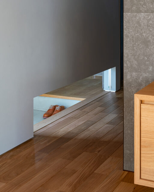 リビング入口に設けられたローサイドライト。光を取り込むだけでなく、帰宅した家族の気配も感じられる