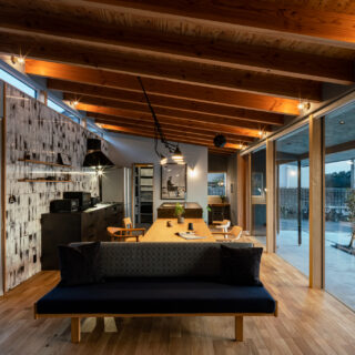 明るく開放感のあるLDK。奥行きの長さを感じられるプランだ。キッチンはII型。田園風景を眺めながら料理ができる。梁と天井は木材のあらわしで、ヴィンテージの貴重なソファなどが似合うインテリアとした