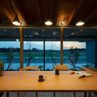 ダイニングから見た田園風景。法規制のおかげで、この先に家が立つことは長期間ないことが予測される。この風景をLDKのどこからでも満喫できるよう、開口部を最大限に広げて確保。照明もすべて、同時に手がけた