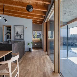 深い庇のデッキが、家の外と内を緩やかに繋ぐ。実際より広く、開放感を得られるのもメリットの一つだ。また、LDK南側の正面に窓を設けることで、奥行きの長さをさらに強く感じられる工夫も