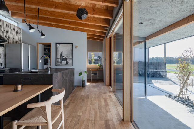 深い庇のデッキが、家の外と内を緩やかに繋ぐ。実際より広く、開放感を得られるのもメリットの一つだ。また、LDK南側の正面に窓を設けることで、奥行きの長さをさらに強く感じられる工夫も