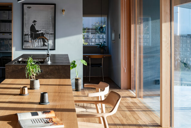 お施主様こだわりの家具が並ぶダイニング。ケネディー大統領が座っている椅子と同じものが、室内で使われている