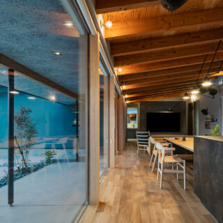 南側から見たLDK。一番奥が洗面所。鏡に梁が映ることで、奥行きや広さを感じられる