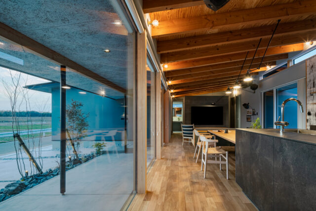 南側から見たLDK。一番奥が洗面所。鏡に梁が映ることで、奥行きや広さを感じられる