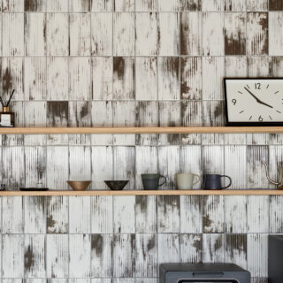 お施主様が一つ一つ丁寧にレイアウトしたという、キッチンの壁面タイル。インテリアにこだわりがあるお施主様ならではのエピソードだ