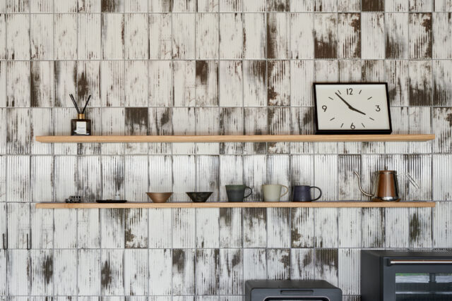 お施主様が一つ一つ丁寧にレイアウトしたという、キッチンの壁面タイル。インテリアにこだわりがあるお施主様ならではのエピソードだ