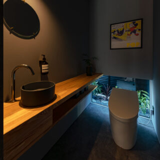 トイレや浴室には坪庭を眺められる窓を設置。外とのつながりを感じることができる