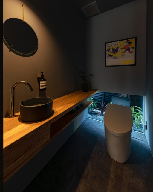 トイレや浴室には坪庭を眺められる窓を設置。外とのつながりを感じることができる