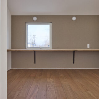 子ども室には、将来スタディコーナーとして活用できるロングカウンターを用意。後から家具を置く必要がなく部屋を広く使えるとともに、インテリアにも統一感が生まれる