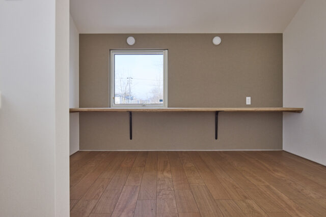 子ども室には、将来スタディコーナーとして活用できるロングカウンターを用意。後から家具を置く必要がなく部屋を広く使えるとともに、インテリアにも統一感が生まれる