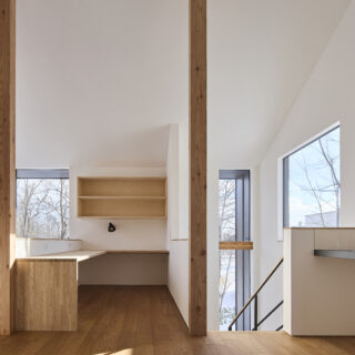 「創作意欲をかき立てられる書斎がほしい」というSさんのオーダーに応えた空間。木立や小川、さらにその奥の森を見晴らす気持ちのいい場所で、勉強や仕事に集中・没頭できそう