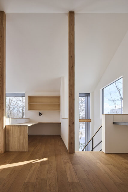 「創作意欲をかき立てられる書斎がほしい」というSさんのオーダーに応えた空間。木立や小川、さらにその奥の森を見晴らす気持ちのいい場所で、勉強や仕事に集中・没頭できそう