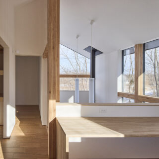 吹き抜けを介して、主室と書斎という「長く過ごす場所」同士が緩やかにつながるS邸。階下の気配も自然と伝わってくるため、家族と離れていても一緒にいるような感覚でいられる