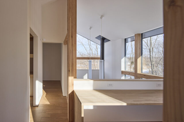 吹き抜けを介して、主室と書斎という「長く過ごす場所」同士が緩やかにつながるS邸。階下の気配も自然と伝わってくるため、家族と離れていても一緒にいるような感覚でいられる