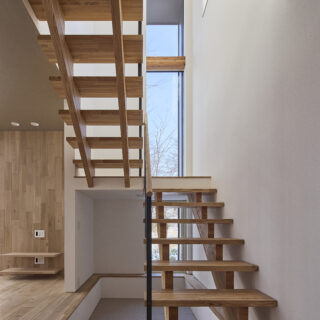 階段下に畳を敷き、お子さんのプレイスペースとして活用。独立した空間としてゾーニングをすることでおもちゃがあちこちに散らからず、主室のノイズを減らすことにもつながっている