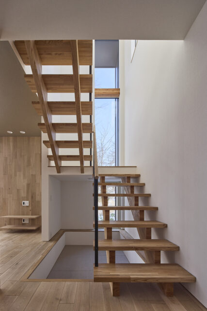 階段下に畳を敷き、お子さんのプレイスペースとして活用。独立した空間としてゾーニングをすることでおもちゃがあちこちに散らからず、主室のノイズを減らすことにもつながっている