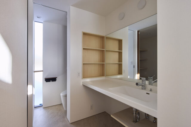 扉を挟んで洗面スペースと脱衣室を別の空間としてレイアウト。お風呂上がり、ある程度の身支度を整えた後に洗面へ移動でき、入浴時に家族間のプライバシーも守られる