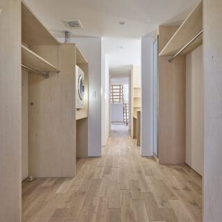 裏玄関に設置したFF式ストーブの暖気が主室にも流れるよう設計。気密性・断熱性が高く熱が外に逃げにくいため、朝と夜だけストーブを稼動すれば日中も暖かく快適に過ごせているそう