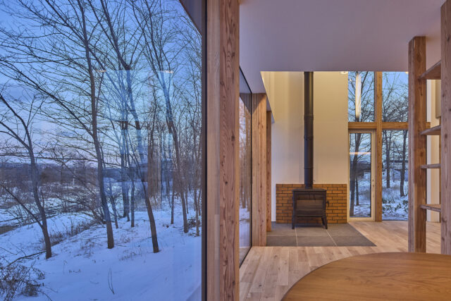 夏になると木立が青々と生い茂り、直射日光を遮る「自然のカーテン」として機能。木々に覆われることで、おこもり感とプライベート感がよりいっそう高められる効果も