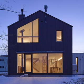 自然に対して開き、住宅地に向けて閉じる。このメリハリをしっかりとつけることにより、プライバシーを保ちながら「自然に囲まれた暮らし」に集中できる住環境を整えた