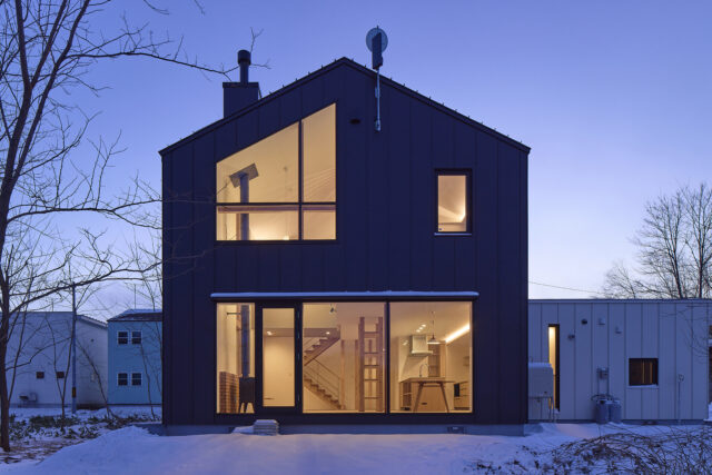 自然に対して開き、住宅地に向けて閉じる。このメリハリをしっかりとつけることにより、プライバシーを保ちながら「自然に囲まれた暮らし」に集中できる住環境を整えた