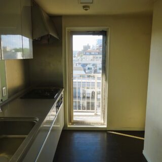 閉鎖的だった以前のキッチン。景色はおろか、ダイニングにいる人の顔もあまり見えない構造だった。