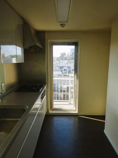 閉鎖的だった以前のキッチン。景色はおろか、ダイニングにいる人の顔もあまり見えない構造だった。