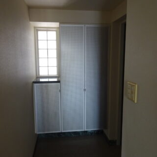 窓があるにも関わらず、薄暗く無機質だった以前の玄関