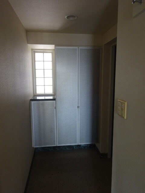 窓があるにも関わらず、薄暗く無機質だった以前の玄関