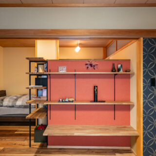 奥さまの個室。和室エリアは前回リフォームした和室1部屋は残し、もう1部屋と納戸部分を使いご夫婦それぞれの個室とした。L字型の棚は奥さまのご要望から造作。右側の壁面の裏にご主人の個室がある