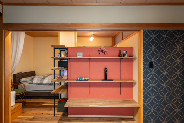 奥さまの個室。和室エリアは前回リフォームした和室1部屋は残し、もう1部屋と納戸部分を使いご夫婦それぞれの個室とした。L字型の棚は奥さまのご要望から造作。右側の壁面の裏にご主人の個室がある