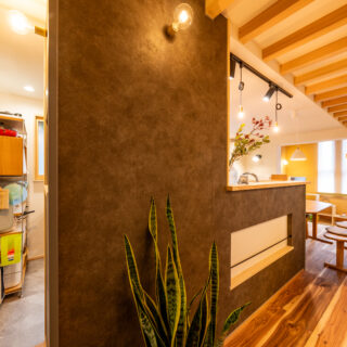 キッチンからダイニング、リビング、ヌックを見通す。キッチンの位置はほぼ以前と同じだが向きを変え、横に流れる動線を計画。両側から行き来できるようにした。天井の一部は梁を現しとし、木の温もりをプラスしている