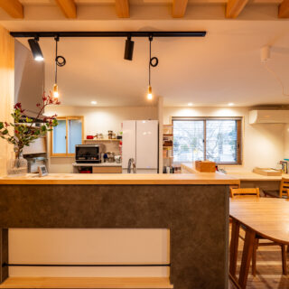 キッチン（左）、ダイニング（右）。キッチンは日々の暮らしからだんだん生活感がでてくることで、かえって魅力が増す佇まい。右の窓は以前片開きで、活用しきれていない印象だったが、現在は隣接する庭の緑が眺められる、生活を豊かにする窓に生まれ変わった