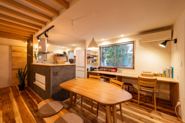 LDK。以前はトイレと水回りへ行くには一度玄関まで出なければならなかったが、動線を変更し洗面脱衣室と浴室、家事室へは左奥の引き戸からアクセスできるようにした。洗濯にまつわる家事動線が劇的に短縮され、暮らしやすさが向上した