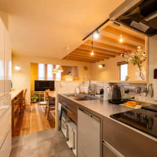 キッチンからヌックまでを見渡す。まっすぐな動線で移動しやすく、配膳なども難なくできる