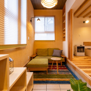 ヌック。適度な籠り感をさらに演出するため、天井は落ち着いたブラウンを取り入れた