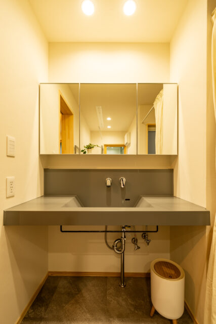 洗面。お施主さまのイメージ通りの既製品のカウンターが見つかり、それに寸法を合わせ計画した