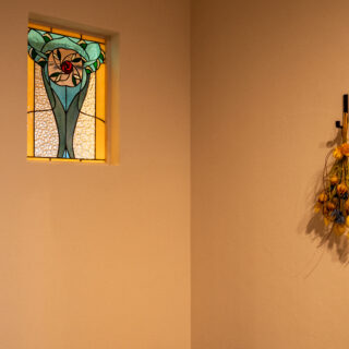 玄関脇に取り入れた奥さまのステンドグラス。「LDK側から当たる光で、常夜灯のように使えたらと考えた」と大類さん。寝室から夜、トイレなどに向かうとき、この光がありがたく感じられるだろう。玄関先でお客様に気軽に見ていただけるのも嬉しい