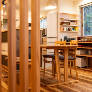 ヌックからLDKを見る。光が豊かに入る空間で、お互いの気配を感じつつゆったりとくつろげる配置はさすが