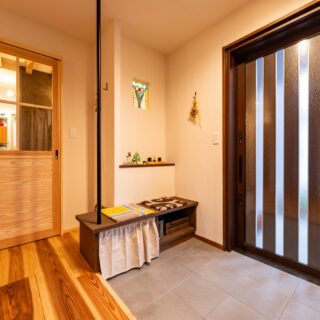 玄関。出入りがしやすいよう、上がり框の高さを抑えた。床は杉材。足触りが柔らかくお施主さまも気に入ってくださったそう。床下には断熱材を入れており、床そのものが温かい。左の引き戸はLDK、ヌック、浴室などに向かうもの