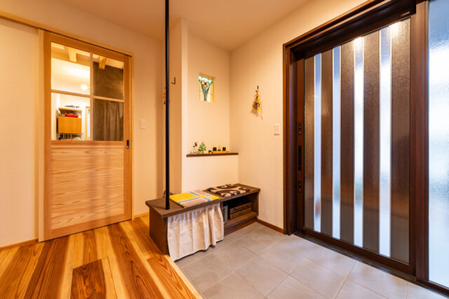 玄関。出入りがしやすいよう、上がり框の高さを抑えた。床は杉材。足触りが柔らかくお施主さまも気に入ってくださったそう。床下には断熱材を入れており、床そのものが温かい。左の引き戸はLDK、ヌック、浴室などに向かうもの