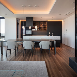 市井さんとMさん夫妻が一緒にショールームを回り、見た目だけでなく座り心地も吟味して決めたソファーやチェア、テーブル、照明が配されている。どれもがホテルライクな空間を支える、厳選されたピース。