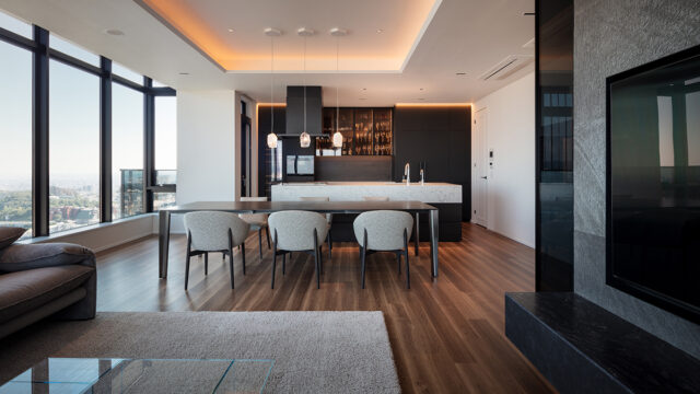 市井さんとMさん夫妻が一緒にショールームを回り、見た目だけでなく座り心地も吟味して決めたソファーやチェア、テーブル、照明が配されている。どれもがホテルライクな空間を支える、厳選されたピース。