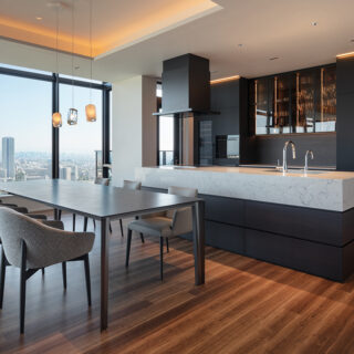 キッチン周りは、奥様の要望を詰め込んだオリジナル仕様だ。アイランド型のキッチンは自動水栓や浄水器もセットされ、収納力も申し分ない。