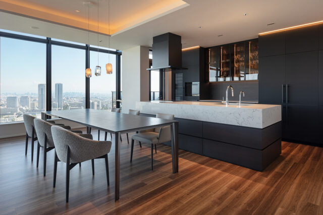 キッチン周りは、奥様の要望を詰め込んだオリジナル仕様だ。アイランド型のキッチンは自動水栓や浄水器もセットされ、収納力も申し分ない。