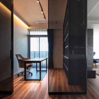 書斎は視界の抜けを確保しつつプライバシーも確保。本棚は市井さんのオリジナル設計。カーテンレールや間接照明は垂れ壁をつけて目隠しするなど、細部に渡る配慮も。