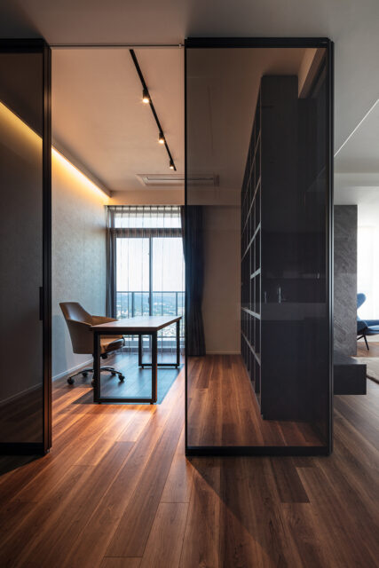 書斎は視界の抜けを確保しつつプライバシーも確保。本棚は市井さんのオリジナル設計。カーテンレールや間接照明は垂れ壁をつけて目隠しするなど、細部に渡る配慮も。