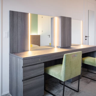 寝室には、２人同時に身支度できるよう、市井さんオリジナルの２連の化粧台。