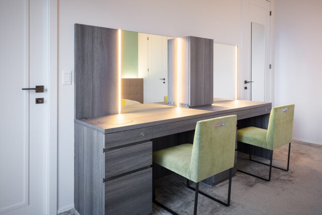 寝室には、２人同時に身支度できるよう、市井さんオリジナルの２連の化粧台。