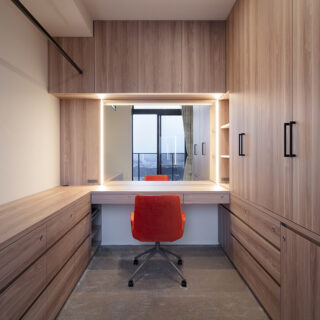 奥様専用の家事室兼衣装室。服を掛けたり身支度を整えるスペースとして重宝する。